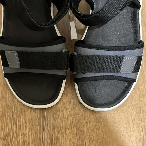 The Children’s Place size 3 black sandals - Picture 4 of 5